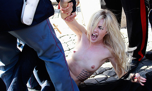 По информации сайта FEMEN, представители спецслужбы Ватикана разогнали журналистов и арестовали активисток движения FEMEN, а также журналистку из Австралии.