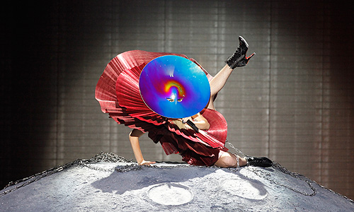 Леди Гага получила четыре премии на церемонии награждения MTV Europe Music Awards, состоявшейся в воскресенье вечером в Белфасте, столице Северной Ирландии. Леди Гага (настоящее имя - Стефани Джоанн Анджелина Джерманотта) была награждена в номинациях "лучшая песня", "лучшее музыкальное видео", "лучшая исполнительница" и "лучшая поддержка фанатов".