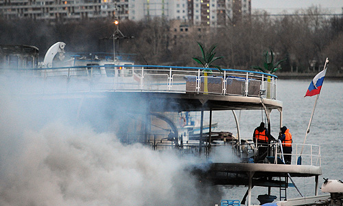 Тушение пожара на трехпалубном теплоходе "Сергей Абрамов" у причала Северного порта.