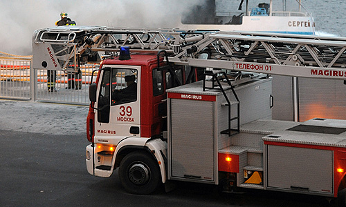Тушение пожара на трехпалубном теплоходе "Сергей Абрамов" у причала Северного порта.