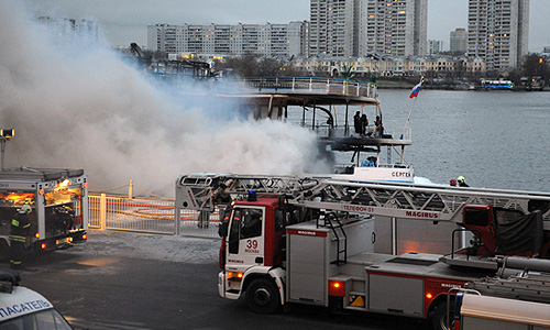 Тушение пожара на трехпалубном теплоходе "Сергей Абрамов" у причала Северного порта.