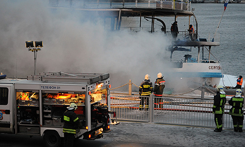 Тушение пожара на трехпалубном теплоходе "Сергей Абрамов" у причала Северного порта.