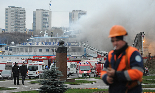 Тушение пожара на трехпалубном теплоходе "Сергей Абрамов" у причала Северного порта.