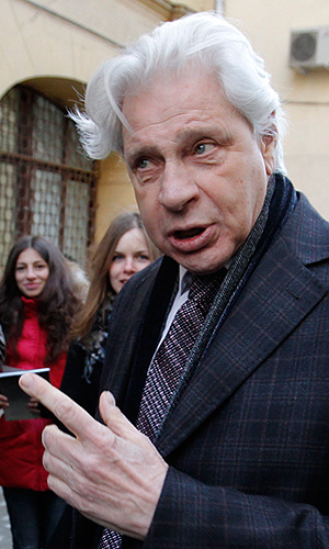 Адвокат Юрия Лужкова Генри Резник у здания Следственного департамента МВД России. Бывший мэр Москвы Юрий Лужков вызван на допрос в качестве свидетеля по уголовному делу о хищении в "Банке Москвы".