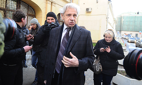 Адвокат Юрия Лужкова Генри Резник у здания Следственного департамента МВД России. Бывший мэр Москвы Юрий Лужков вызван на допрос в качестве свидетеля по уголовному делу о хищении в "Банке Москвы".