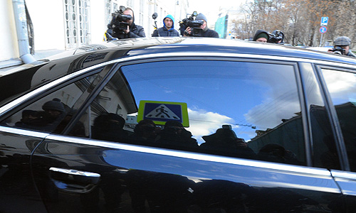 Адвокат Юрия Лужкова Генри Резник у здания Следственного департамента МВД России. Бывший мэр Москвы Юрий Лужков вызван на допрос в качестве свидетеля по уголовному делу о хищении в "Банке Москвы".