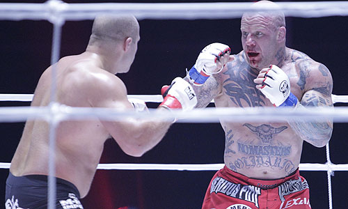 Российский боец смешанных единоборств (ММА) Федор Емельяненко и американец Джефф Монсон (слева направо) во время боя в рамках турнира M-1 Global "Битва легенд".