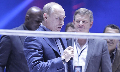 Премьер-министр РФ Владимир Путин во время выступления после окончания боя между российским бойцом смешанных единоборств (ММА) Федором Емельяненко и американцем Джеффом Монсоном в рамках турнира M-1 Global "Битва легенд".