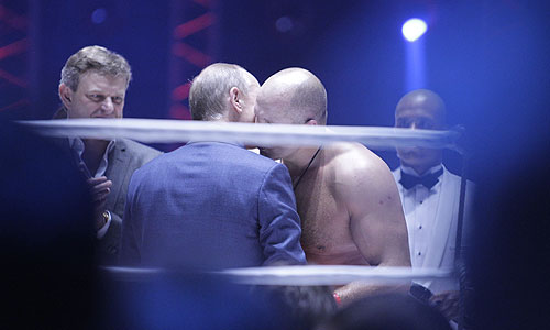 Владимир Путин и российский боец смешанных единоборств (ММА) Федор Емельяненко, победивший американца Джеффа Монсона, после боя в рамках турнира M-1 Global "Битва легенд".