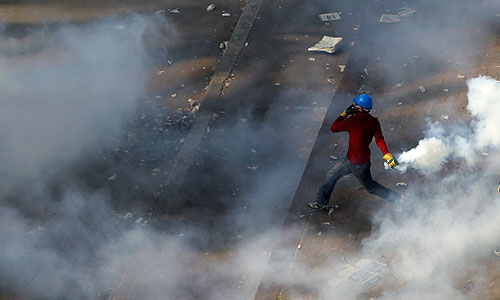 В результате столкновений между полицейскими и протестующими на площади Тахрир в Каире, которые начались в ночь на субботу, погибли 22 человека, сообщает в понедельник межарабский телеканал "Аль-Джазира" со ссылкой на источники в министерстве здравоохранения Египта.