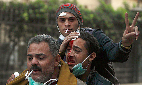 Египетские активисты призывают своих соотечественников к массовым демонстрациям после ночного противостояния между силами безопасности и демонстрантами на каирской площади Тахрир. Тысячи людей стекались на площадь, тридцать три человека, по информации Al Jazeera, погибли в результате стачек, сотни получили ранения - все это привело к тому, что кабинет предложил отставку Военному совету.