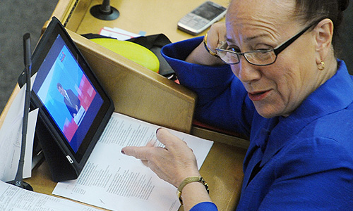 18 мая 2011г. Заместитель председателя комитета Госдумы по труду и социальной политике Фарида Гайнуллина во время пленарного заседания Госдумы РФ смотрит трансляцию пресс-конференции президента РФ Дмитрия Медведева.