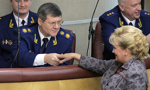 7 октября 2009г. Генеральный прокурор РФ Юрий Чайка (слева на первом плане), вице-спикер Госдумы РФ Любовь Слиска и глава Следственного комитета при прокуратуре РФ Александр Бастрыкин (справа) на пленарном заседании Государственной думы РФ.