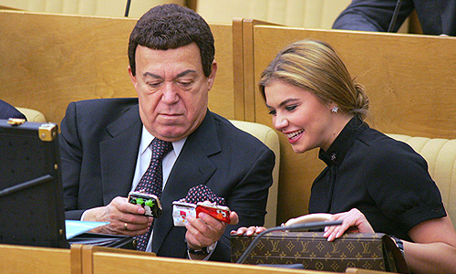 11 января 2008г. Депутаты Госдумы Иосиф Кобзон и Алина Кабаева перед началом первого пленарного заседания весенней сессии.