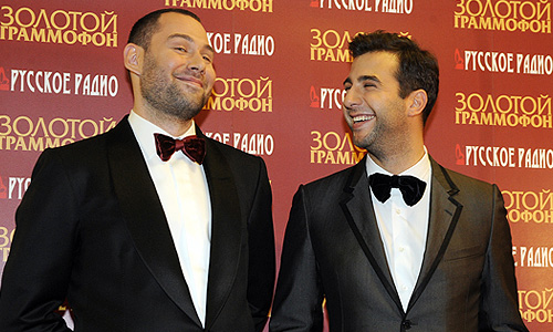 Резидент Comedy Club Семен Слепаков и телеведущий Иван Ургант (слева направо) после церемонии вручения музыкальной премии "Золотой Граммофон" в Государственном Кремлевском Дворце.