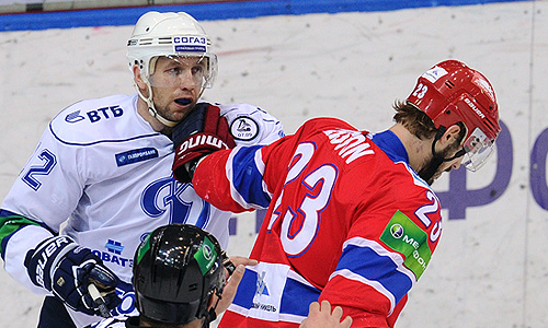 Игроки "Динамо" Юрий Бабенко и ЦСКА Никлас Перссон (слева направо) в матче чемпионата КХЛ: ЦСКА (Москва) - "Динамо" (Москва).
