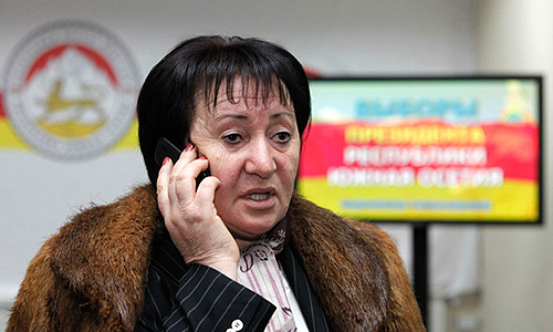 Кандидат в президенты Южной Осетии Алла Джиоева, которая по данным ЦИК республики лидировала по итогам выборов, не считает свои действия "цветной революцией" и заявляет о том, что она является избранным от народа президентом Южной Осетии. Как сказала Джиоева "Интерфаксу", заявление Генпрокуратуры она считает провокационным, так как никаких "цветных революций" ее сторонники проводить не собираются. "Я не знаю, что имеют в виду правоохранительные органы, называя наши действия "цветной революцией", но я призвала своих сторонников быть готовыми к развитию любого сценария и законными путями бороться за нашу победу", - подчеркнула Джиоева.