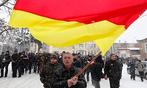 Цхинвал. 29 ноября. Сторонники кандидата в президенты Южной Осетии Аллы Джиоевой во время "марша мира" на Театральной площади.