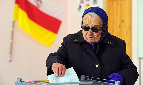 И.о. Спикера парламента Южной Осетии, председатель партии "Единство" Зураб Кокоев заявил "Интерфаксу", что депутаты рассмотрят ситуацию в стране в свете жалобы в Верховный суд от партии "Единство". По его словам, жалоба "была подана в связи с тем, что были выявлены нарушения"."Сейчас суд в оперативном порядке разбирается с нашей жалобой. Самое главное для нас, для партии, чтобы не было нарушений, чтобы выборы прошли легитимно. Сегодня суд определит степень нарушений. Дальше по решениям суда будем действовать", - сказал Кокоев.