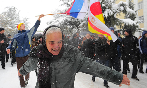 Цхинвал. 29 ноября. Сторонники кандидата в президенты Южной Осетии Аллы Джиоевой во время "марша мира" на Театральной площади.