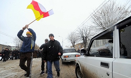 Цхинвал. 29 ноября. Сторонники кандидата в президенты Южной Осетии Аллы Джиоевой во время "марша мира" на Театральной площади.