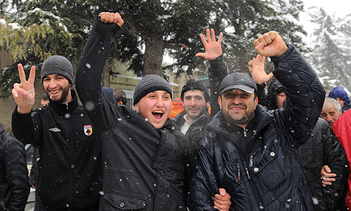 Цхинвал. 29 ноября. Сторонники кандидата в президенты Южной Осетии Аллы Джиоевой во время "марша мира" на Театральной площади.