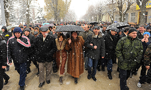 Цхинвал. 29 ноября. Кандидат в президенты Южной Осетии Алла Джиоева (в центре справа) со своими сторонниками во время "марша мира".