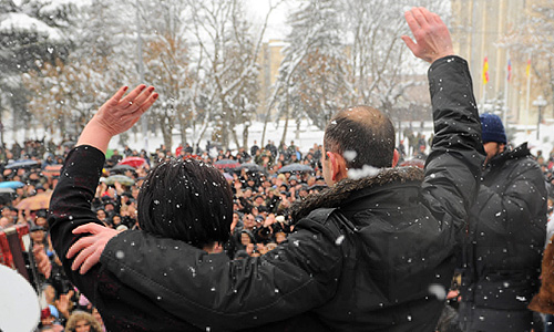 29 ноября. Кандидат в президенты Южной Осетии Алла Джиоева и экс-секретарь Совбеза Южной Осетии Анатолий Баранкевич во время выступления на "марше мира" на Театральной площади.
