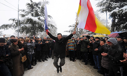 Цхинвал. 29 ноября. Сторонники кандидата в президенты Южной Осетии Аллы Джиоевой во время "марша мира" на Театральной площади.