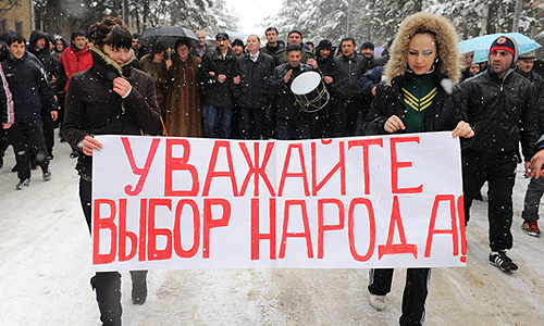 Цхинвал. 29 ноября. Сторонники кандидата в президенты Южной Осетии Аллы Джиоевой во время "марша мира" на Театральной площади.