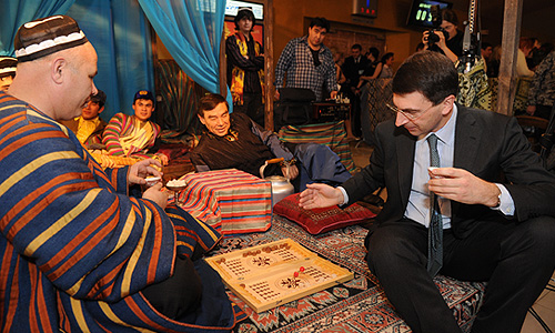 Министр связи и массовых коммуникаций Игорь Щеголев (справа) на премьере фильма "Высоцкий. Спасибо, что живой" в кинотеатре "Октябрь".