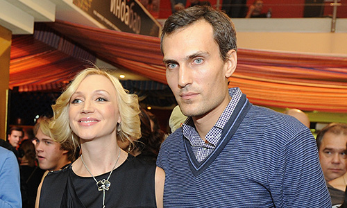 Певица Кристина Орбакайте с супругом Михаилом Земцовым на премьере фильма "Высоцкий. Спасибо, что живой" в кинотеатре "Октябрь".