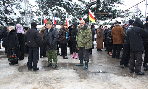 Сторонники Аллы Джиоевой, объявившей себя президентом Южной Осетии по результатам выборов, оглашенных ЦИК республики, передали президенту ультиматум с требованием отменить решение Верховного суда о признании недействительным прошедшее голосование. Как сообщил "Интерфаксу" представитель Джиоевой Владимир Келехсаев, обращение уже находится у президента.