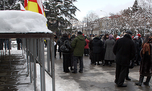 Утром в четверг на центральной площади города уже не было ни митингующих, ни автоматчиков. Только снег, тлеющие жбаны, в которых разводили костры, и многочисленные упаковки от семечек.