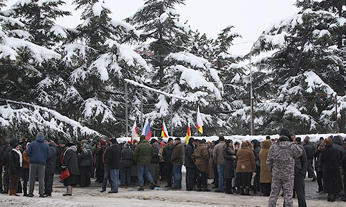 Утром в четверг на центральной площади города уже не было ни митингующих, ни автоматчиков. Только снег, тлеющие жбаны, в которых разводили костры, и многочисленные упаковки от семечек.