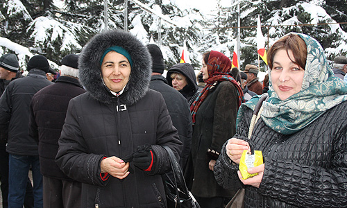 Утром в четверг на центральной площади города уже не было ни митингующих, ни автоматчиков. Только снег, тлеющие жбаны, в которых разводили костры, и многочисленные упаковки от семечек.