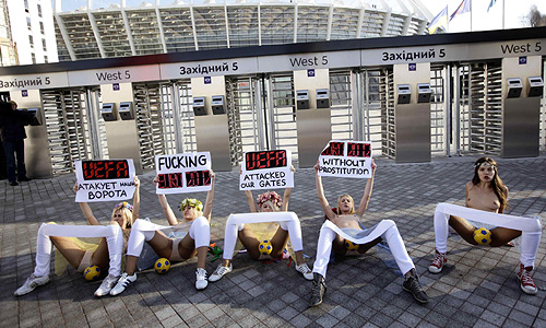 На сайте движения "FEMEN" сообщается, что активистки провели акцию "УЕФА атакует наши ворота" в рамках национальной кампании "Евро-2012 без проституции". Девушки соорудили из своих ног футбольные ворота, наметив "зону интересов" в Украине футбольных функционеров УЕФА.