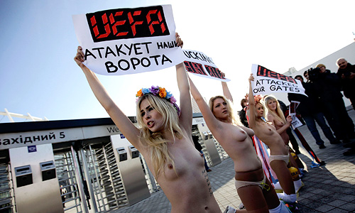 Как известно, в настоящее время в Киеве находится делегация УЕФА, которая 2 декабря примет участие в жеребьевке финальной части Чемпионата Европы по футболу 2012 года.