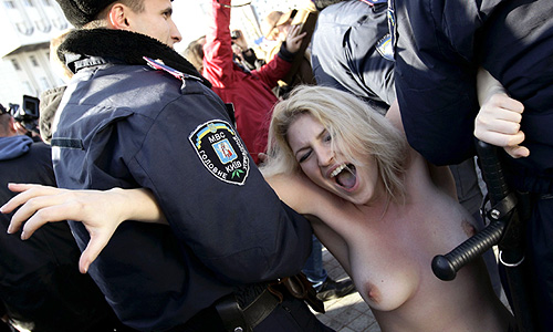 Милиция задержала четырех девушек эпатажного движения и доставила их в райотдел для составления административных протоколов, сообщили агентству "Интерфакс-Украина" в столичном главке милиции.