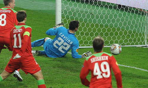 Мяч в воротах голкипера "Штурма" Сильвие Чавлины (на втором плане) в матче Лиги Европы по футболу: "Локомотив" (Москва, Россия) - "Штурм" (Грац, Австрия) - 3:1. Слева направо на первом плане - игроки "Локомотива" Денис Глушаков, Дмитрий Сычев и Роман Шишкин.