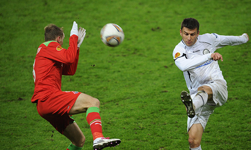 Игроки "Локомотива" Денис Глушаков и "Штурма" Милан Дудич (слева направо) в матче Лиги Европы по футболу: "Локомотив" (Москва, Россия) - "Штурм" (Грац, Австрия) - 3:1.