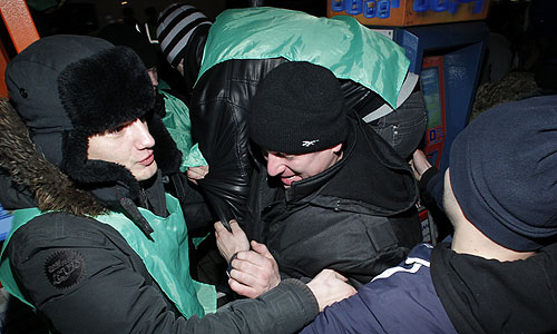 В 20:00 на Триумфальной площади в несанкционированной акции задержано более 100 человек, сообщили "Интерфаксу" в Главном управлении МВД РФ по Москве.