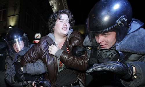 В 20:00 на Триумфальной площади в несанкционированной акции задержано более 100 человек, сообщили "Интерфаксу" в Главном управлении МВД РФ по Москве.