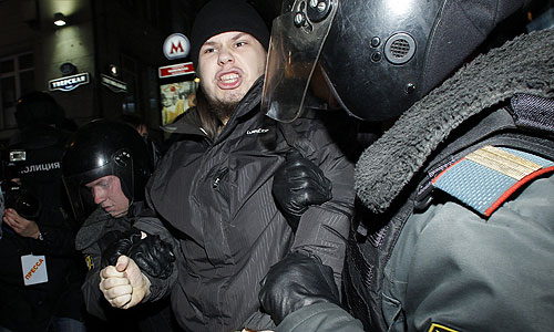 Полиция перекрыла в целях безопасности проезд по Триумфальной площади со стороны Садового кольца на Тверскую улицу и начала задерживать участников несанкционированной акции оппозиции, которые прибыли в район Триумфальной площади, передает корреспондент "Интерфакса".

В 20:00 на Триумфальной площади в несанкционированной акции задержано более 100 человек, сообщили "Интерфаксу" в Главном управлении МВД РФ по Москве. "Задержано более 100 человек. Это люди, которые пытались перекрыть движение автотранспорта и не выполняли законные требования сотрудников полиции", - отметили в пресс-службе. Там сообщили, что задержанные будут доставлены в отделы полиции для привлечения к ответственности в установленном законом порядке.