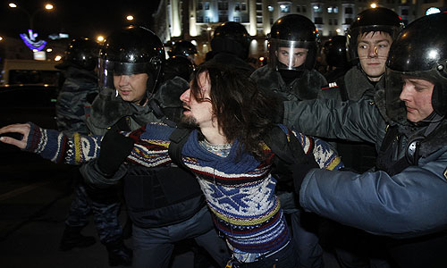 Полиция перекрыла в целях безопасности проезд по Триумфальной площади со стороны Садового кольца на Тверскую улицу и начала задерживать участников несанкционированной акции оппозиции, которые прибыли в район Триумфальной площади, передает корреспондент "Интерфакса".

В 20:00 на Триумфальной площади в несанкционированной акции задержано более 100 человек, сообщили "Интерфаксу" в Главном управлении МВД РФ по Москве. "Задержано более 100 человек. Это люди, которые пытались перекрыть движение автотранспорта и не выполняли законные требования сотрудников полиции", - отметили в пресс-службе. Там сообщили, что задержанные будут доставлены в отделы полиции для привлечения к ответственности в установленном законом порядке.