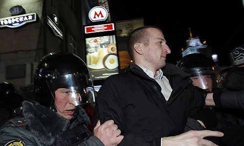 Полиция перекрыла в целях безопасности проезд по Триумфальной площади со стороны Садового кольца на Тверскую улицу и начала задерживать участников несанкционированной акции оппозиции, которые прибыли в район Триумфальной площади, передает корреспондент "Интерфакса".

В 20:00 на Триумфальной площади в несанкционированной акции задержано более 100 человек, сообщили "Интерфаксу" в Главном управлении МВД РФ по Москве. "Задержано более 100 человек. Это люди, которые пытались перекрыть движение автотранспорта и не выполняли законные требования сотрудников полиции", - отметили в пресс-службе. Там сообщили, что задержанные будут доставлены в отделы полиции для привлечения к ответственности в установленном законом порядке.