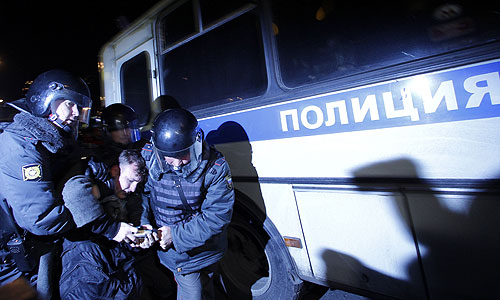 Полиция перекрыла в целях безопасности проезд по Триумфальной площади со стороны Садового кольца на Тверскую улицу и начала задерживать участников несанкционированной акции оппозиции, которые прибыли в район Триумфальной площади, передает корреспондент "Интерфакса".

В 20:00 на Триумфальной площади в несанкционированной акции задержано более 100 человек, сообщили "Интерфаксу" в Главном управлении МВД РФ по Москве. "Задержано более 100 человек. Это люди, которые пытались перекрыть движение автотранспорта и не выполняли законные требования сотрудников полиции", - отметили в пресс-службе. Там сообщили, что задержанные будут доставлены в отделы полиции для привлечения к ответственности в установленном законом порядке.