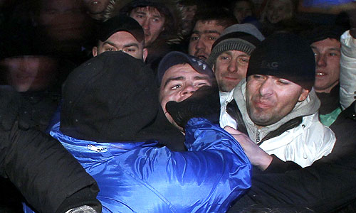 Один из участников несанкционированной акции зажег файер и бросил его в толпу. Оппозиционеры также пытались забрасывать активистов молодежного движения пластиковыми бутылками. К этому месту стягивается ОМОН. Кроме того, участники несанкционированной акции на Триумфальной площади попытались перекрыть Садовое кольцо. Они спустились вниз, полностью перекрыли выезд с Садового кольца на Тверскую улицу, перекрыв несколько полос Садового кольца.