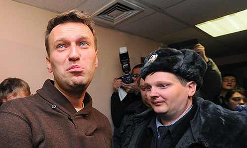 Блогер, создатель проекта "Роспил" адвокат Алексей Навальный перед заседанием в Тверском суде, куда он был доставлен после задержания во время акции оппозиционеров на Чистопрудном бульваре.