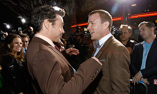 Актер Роберт Дауни-мл. и режиссер Гай Ричи на премьере фильма "Шерлок Холмс: Игра теней" в Лос-Анджелесе.